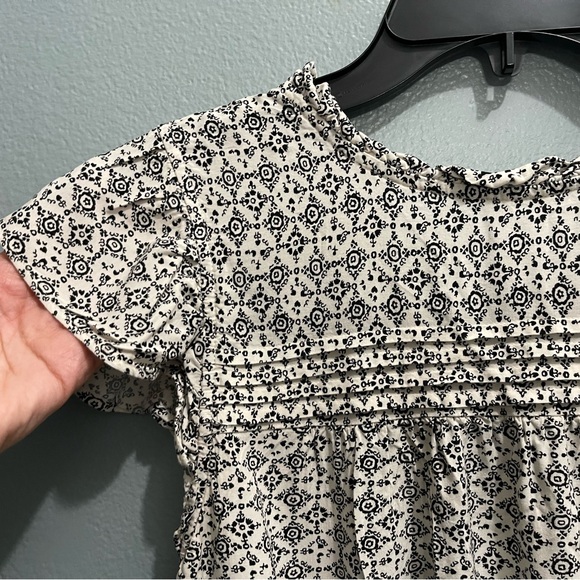 Loft Outlet in good condition flutter sleeve, ruffled next top. Size Medium - Picture 7 of 13